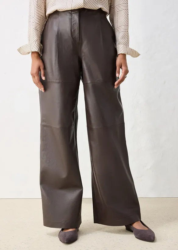 Lederhose mit Bundfalten in braun von vorne - bonprix