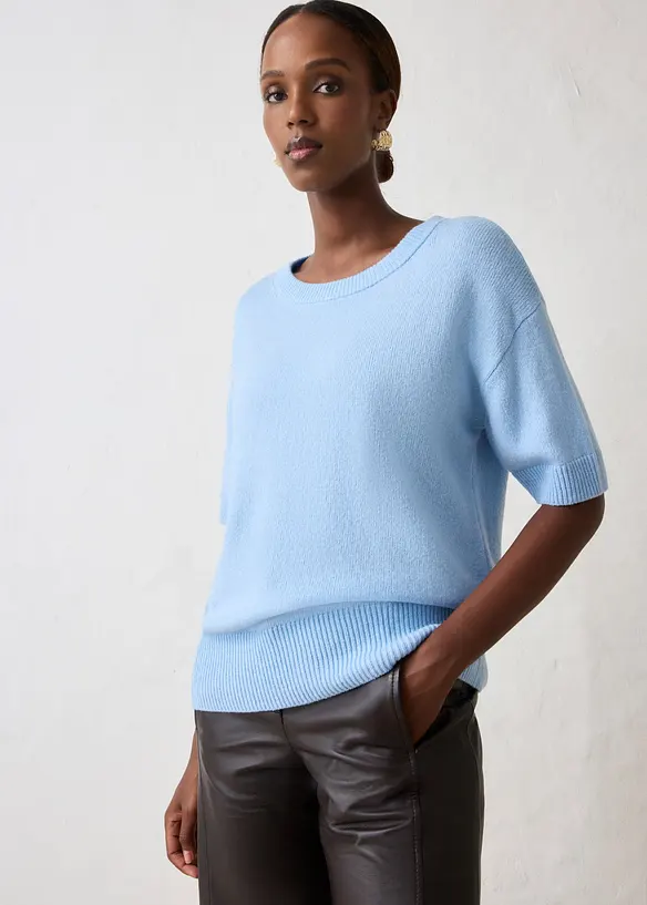 Oversize-Kurzarmpullover mit hohem Wollanteil in blau von vorne (im Anschnitt) - bonprix