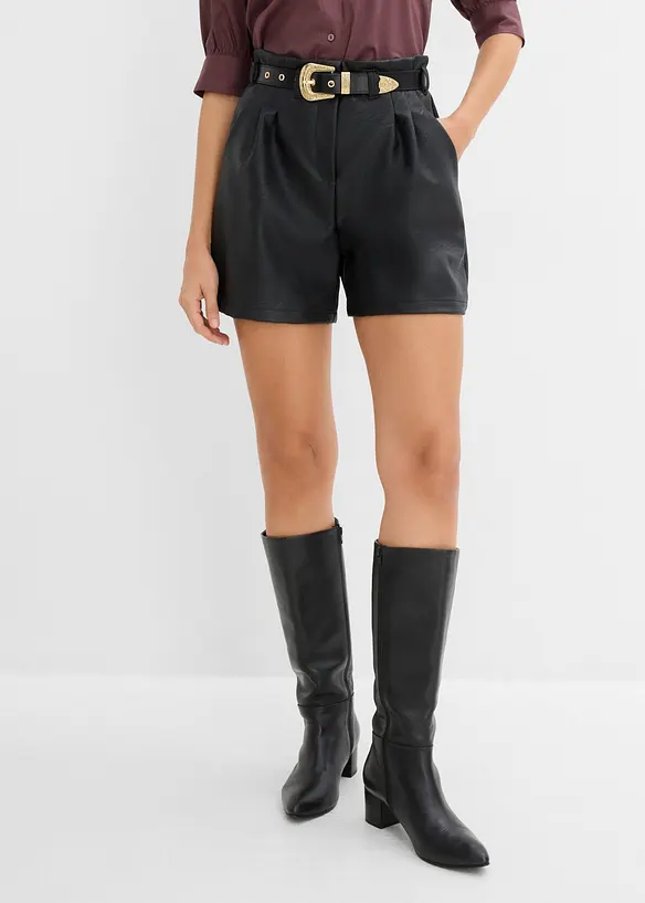 Lederimitat-Shorts mit Gürtel in schwarz von vorne - bonprix
