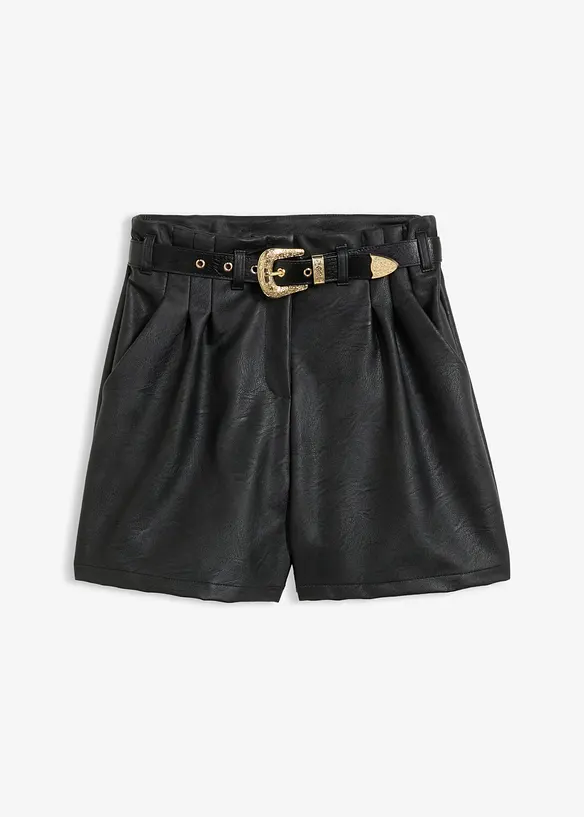 Lederimitat-Shorts mit Gürtel in schwarz von vorne - bonprix