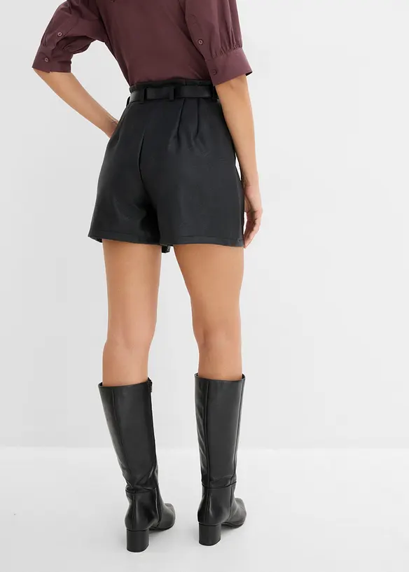 Lederimitat-Shorts mit Gürtel in schwarz von hinten - bonprix