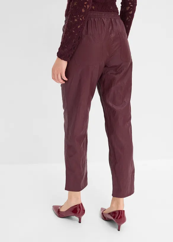 Lederimitat Schlupfhose mit Crash-Optik in rot von hinten - bonprix