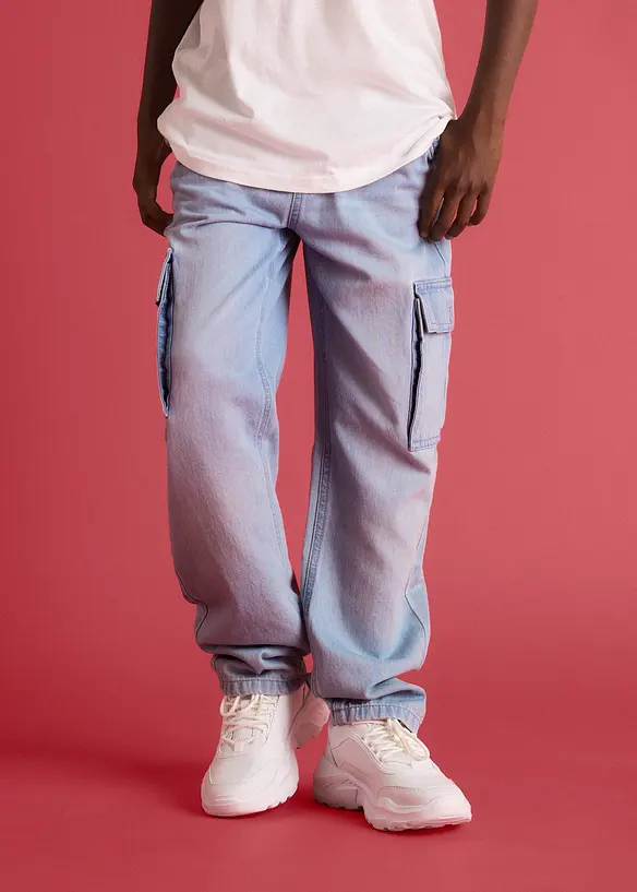 Loose-Fit-Schlupfjeans mit Cargotaschen, Straight in blau von vorne - bonprix