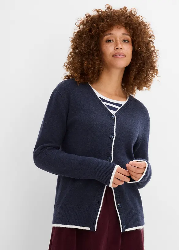 Strickjacke in blau von vorne (im Anschnitt) - bonprix