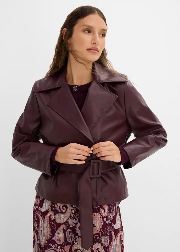Trenchjacke aus Lederimitat in rot von vorne (im Anschnitt) - bonprix Trenchjacke aus Lederimitat in rot von vorne (im Anschnitt) - bonprix