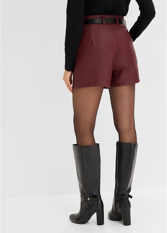 Lederimitat-Shorts mit Gürtel in rot von hinten - bonprix