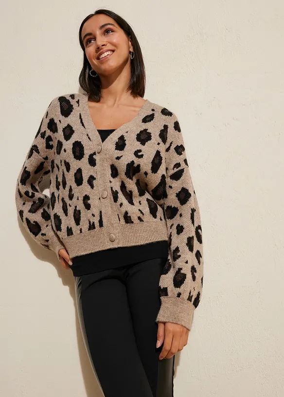 Strickjacke mit Jacquardmuster in beige von vorne (im Anschnitt) - bonprix