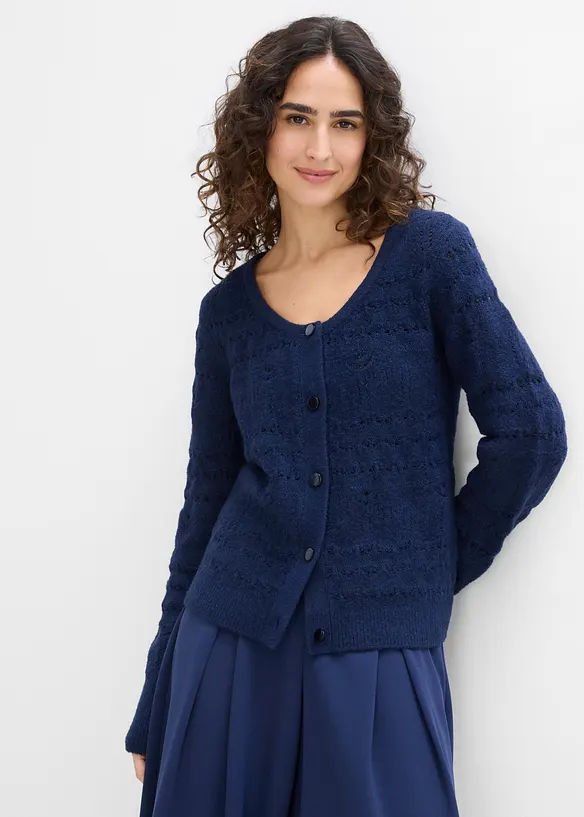 Ajour-Strickjacke in blau von vorne (im Anschnitt) - bonprix