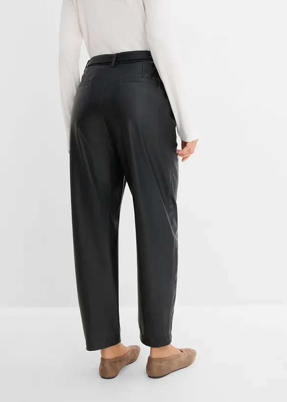 Lederimitat-Hose mit markantem Gürtel in schwarz von hinten - bonprix