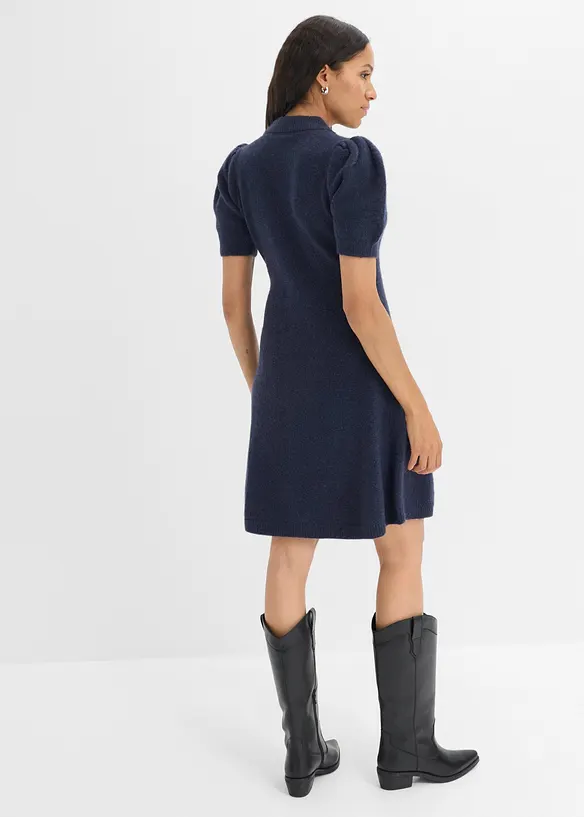 Strickkleid mit Strass-Applikation in blau von hinten (Totalaufnahme) - bonprix