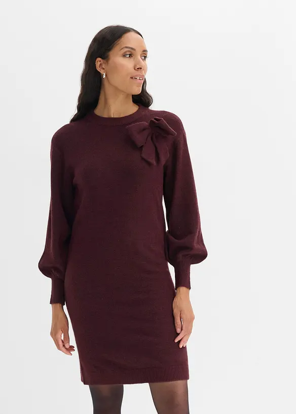 Strickkleid mit Schleifen-Applikation in rot von vorne (Totalaufnahme) - bonprix