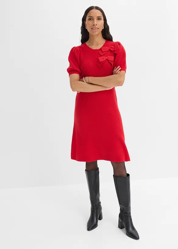Strickkleid mit Schleifen-Applikation in rot von vorne (Totalaufnahme) - bonprix Strickkleid mit Schleifen-Applikation in rot von vorne (Totalaufnahme) - bonprix