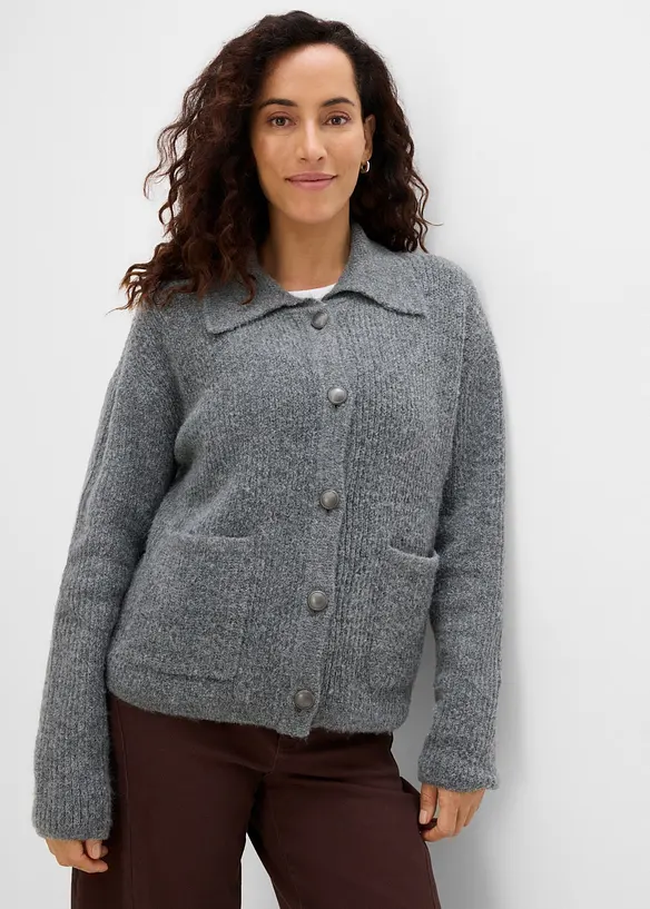 Strickjacke aus flauschigem Rippstrick in grau von vorne (im Anschnitt) - bonprix
