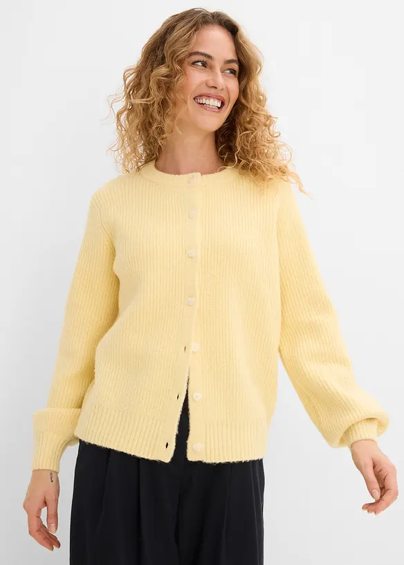 Strickjacke mit Herzknöpfen in gelb von vorne (im Anschnitt) - bonprix