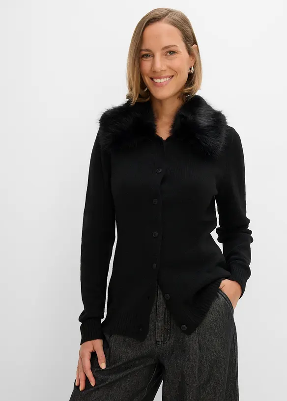 Taillierte Strickjacke mit Kunstfellkragen in schwarz von vorne (im Anschnitt) - bonprix