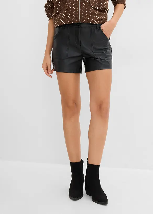 Lederimitat-Shorts in Mid Waist in schwarz von vorne - bonprix Lederimitat-Shorts in Mid Waist in schwarz von vorne - bonprix