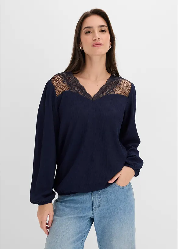 Langarmshirt mit Spitze in blau von vorne (im Anschnitt) - bonprix