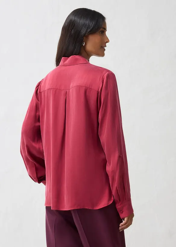Hemdbluse aus fließendem Cupro in rot von hinten (im Anschnitt) - bonprix
