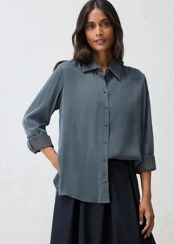 Hemdbluse aus fließendem Cupro in grau von vorne (im Anschnitt) - bonprix