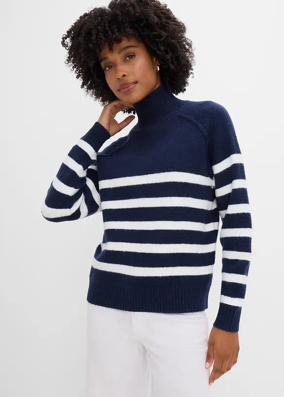 Lockerer Strickpullover mit Rollkragen in blau von vorne (im Anschnitt) - bonprix