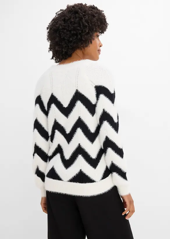Oversize-Pullover mit V-Ausschnitt in weiß von hinten (im Anschnitt) - bonprix