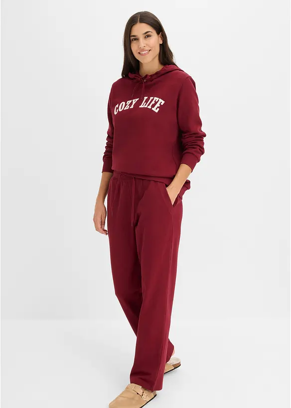 Loungewear Sweat Hausanzug in rot im Look von vorne (Totalaufnahme) - bonprix