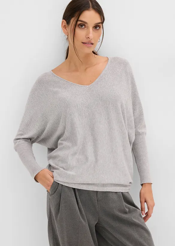 Feinstrickpullover mit Fledermausärmeln und Strass-Applikation in grau von vorne (im Anschnitt) - bonprix
