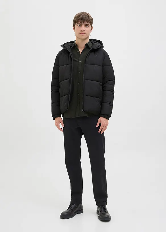 JJ REBEL Puffer-Jacke in schwarz im Look von vorne (Totalaufnahme) - JJ REBEL