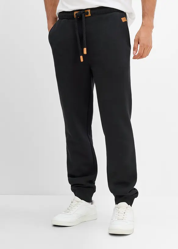 Jogginghose aus schwerer Qualität mit PU-Details in schwarz von vorne - bonprix
