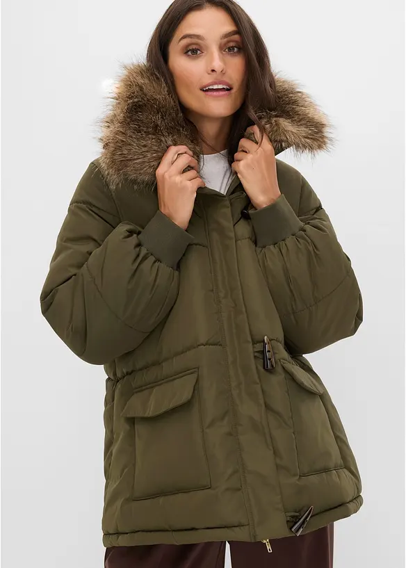 Puffer-Jacket mit abnehmbarem Kunstfellkragen in grün von vorne (im Anschnitt) - bonprix