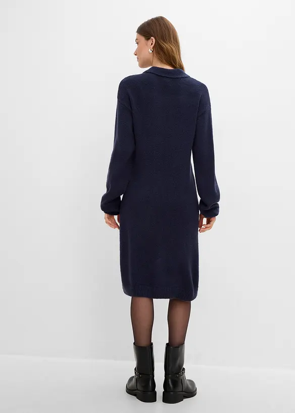 Kurzes Strickkleid mit Knopfleiste in blau von hinten (Totalaufnahme) - bonprix Kurzes Strickkleid mit Knopfleiste in blau von hinten (Totalaufnahme) - bonprix