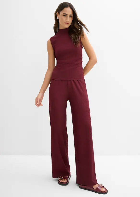 Shirt und Hose (2tlg.Set) aus strukturiertem Crêpe in rot von vorne (Totalaufnahme) - bonprix
