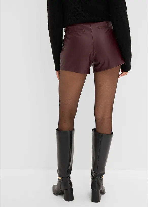 Kurze Lederimitat-Shorts in rot von hinten - bonprix