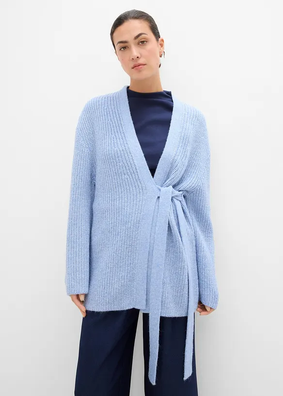 Oversize-Wickelcardigan in blau von vorne (im Anschnitt) - bonprix