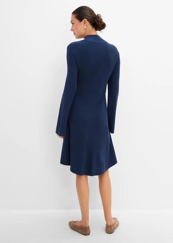 Strickkleid aus softem Viskose-Mix in blau von hinten (Totalaufnahme) - bonprix Strickkleid aus softem Viskose-Mix in blau von hinten (Totalaufnahme) - bonprix