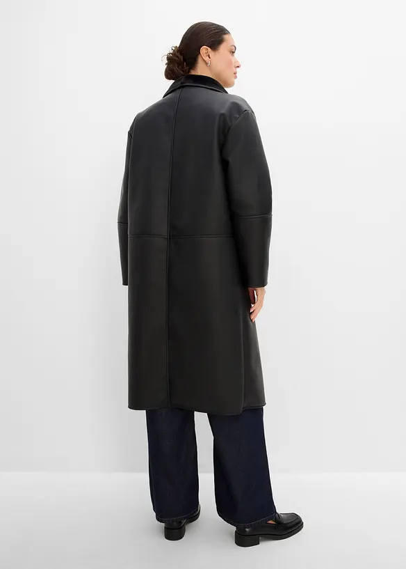Lederimitat-Mantel mit Stehkragen in schwarz von hinten (Totalaufnahme) - bonprix