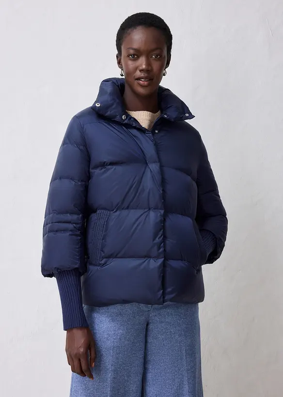 Daunenjacke mit recycelten Daunen  und Strickärmeln in blau von vorne (im Anschnitt) - bonprix