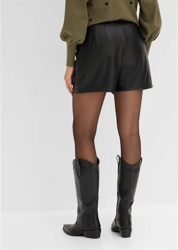 Lederimitat-Shorts mit Gürtel in schwarz von hinten - bonprix