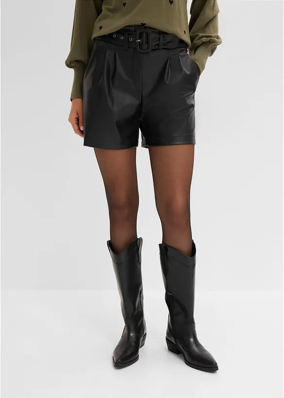 Lederimitat-Shorts mit Gürtel in schwarz von vorne - bonprix
