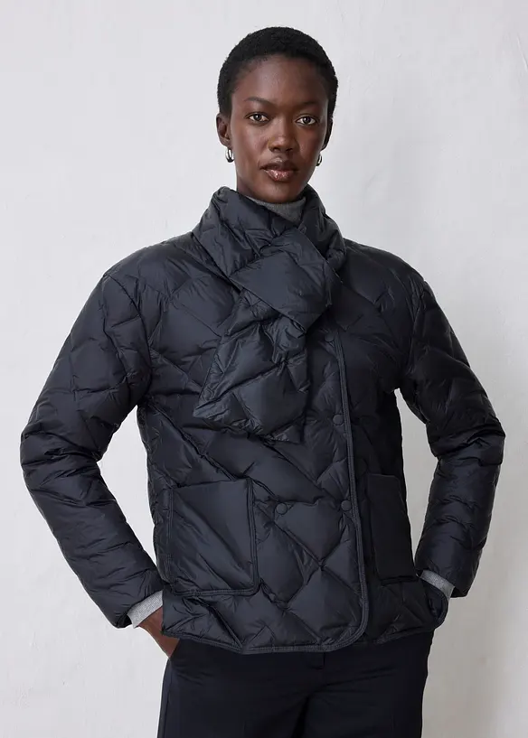 Daunenjacke mit Schal und weichem Wollbesatz (2-tlg.) in schwarz von vorne (im Anschnitt) - bonprix