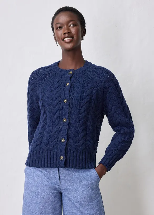 Grobstrickjacke aus feiner Merinowolle mit Zopfmuster in blau von vorne (im Anschnitt) - bonprix