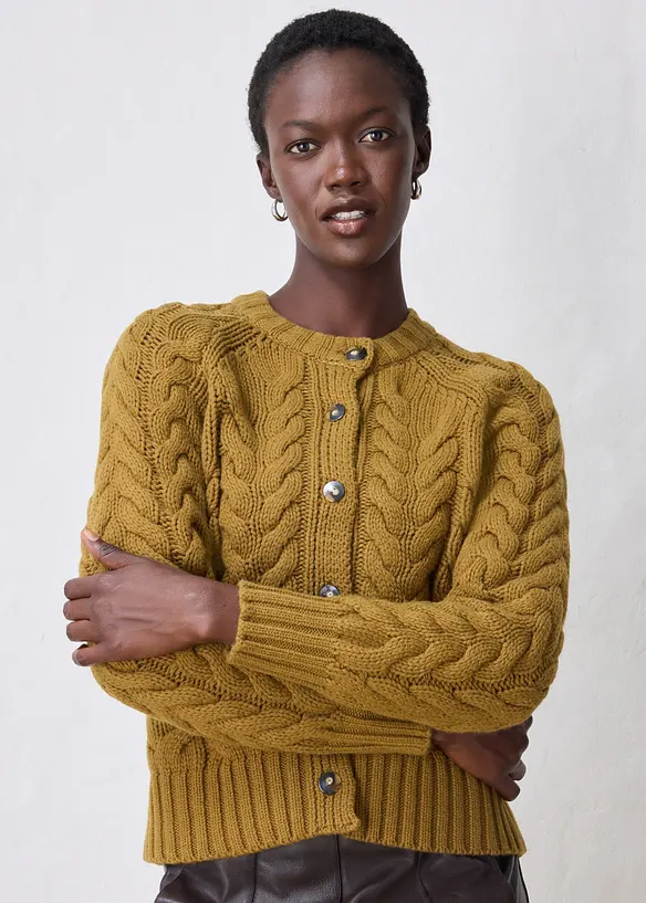 Grobstrickjacke aus feiner Merinowolle mit Zopfmuster in grün von vorne (im Anschnitt) - bonprix