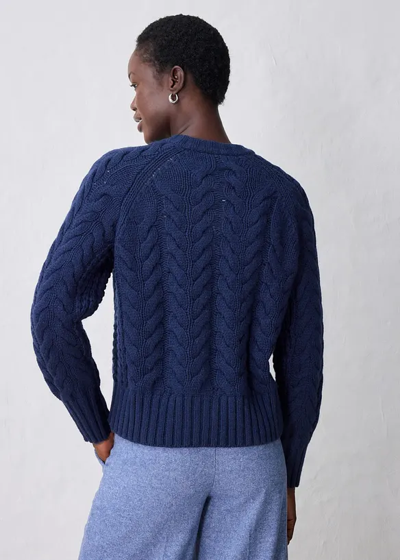 Grobstrickjacke aus feiner Merinowolle mit Zopfmuster in blau von hinten (im Anschnitt) - bonprix