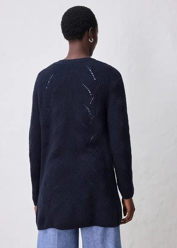 Longstrickjacke aus feinem Merinowoll-Mix mit Ajourmuster in blau von hinten (im Anschnitt) - bonprix