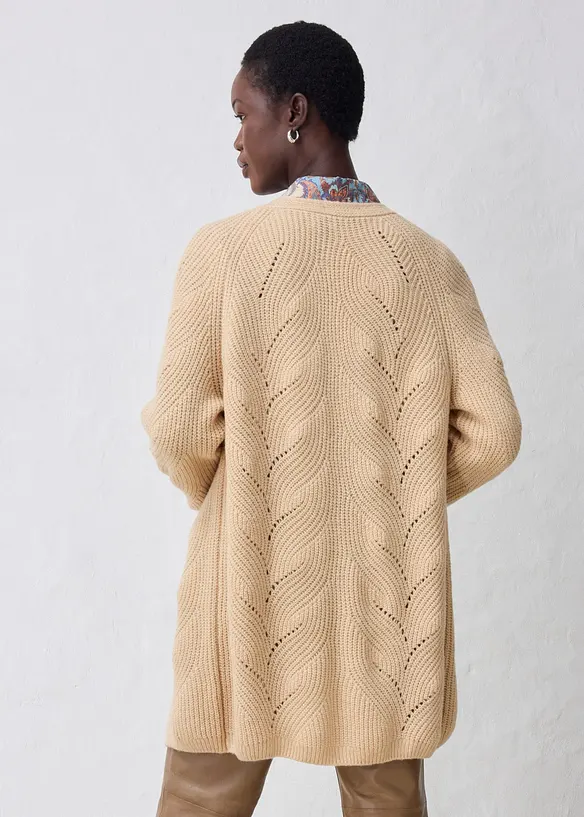 Longstrickjacke aus feinem Merinowoll-Mix mit Ajourmuster in beige von hinten (im Anschnitt) - bonprix