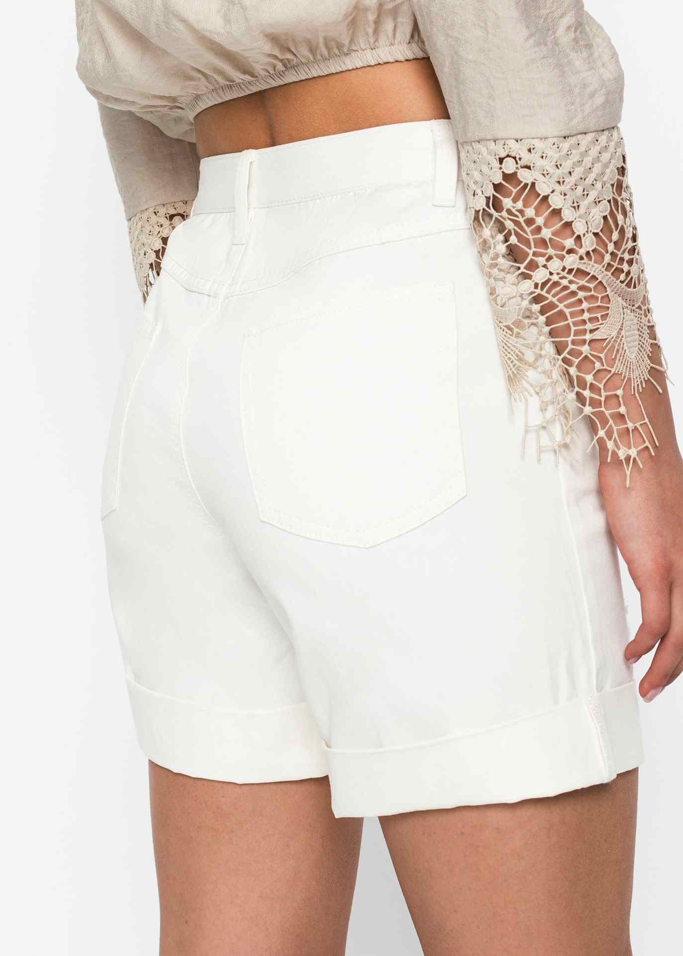 Lässige sommerliche Shorts mit Destroy 