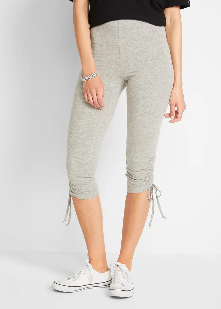 Capri-Leggings mit Raffung (2er Pack) in schwarz von vorne - bonprix