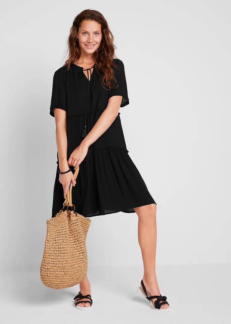 Knieumspielendes Viskose-Crinkle-Kleid mit Ausschnittdetail in schwarz im Look von vorne (Totalaufnahme) - bonprix