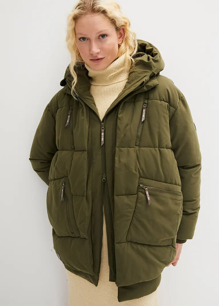 Oversize Winterjacke mit Kapuze aus recyceltem Polyester in grün von vorne (im Anschnitt) - bonprix