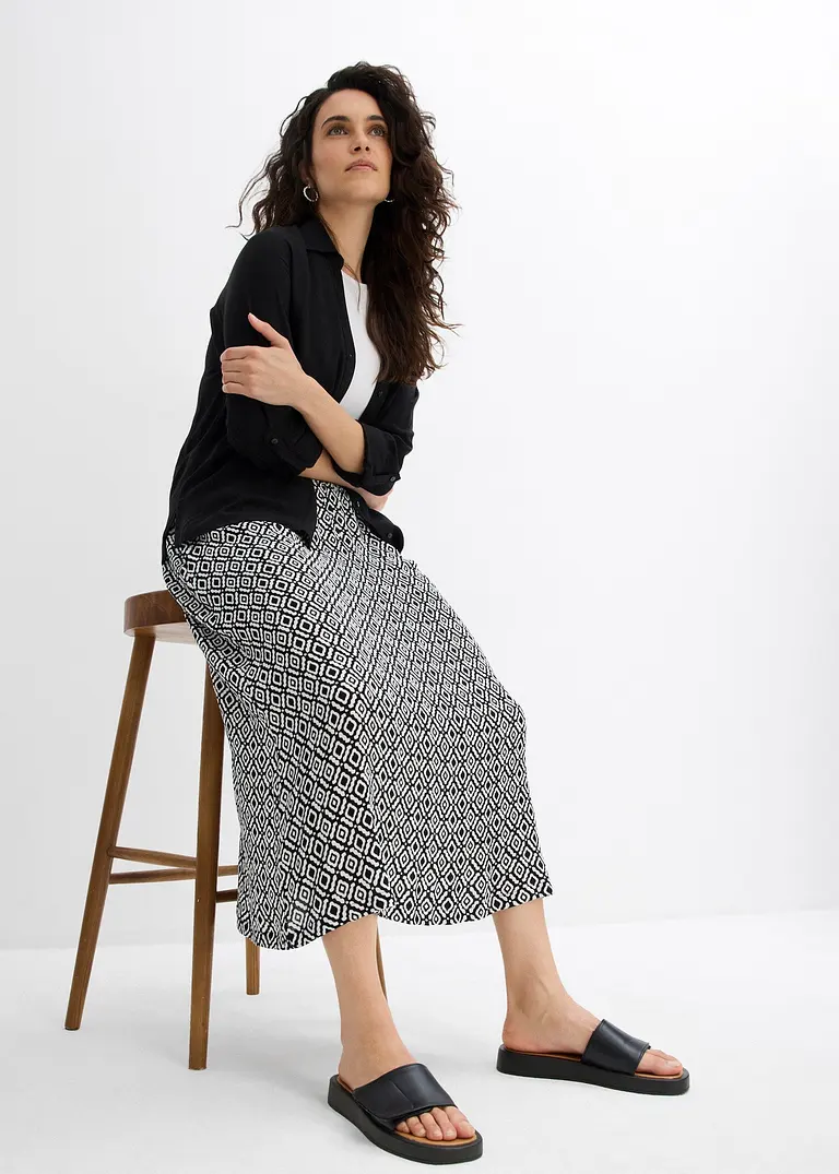 Maxirock aus Viskosecrincle in schwarz im Look von vorne (Totalaufnahme) - bonprix